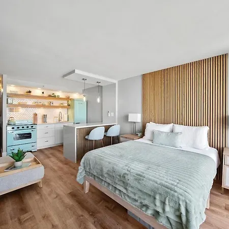 Luxury Waikiki Condo With Retro Charm & Free Parking